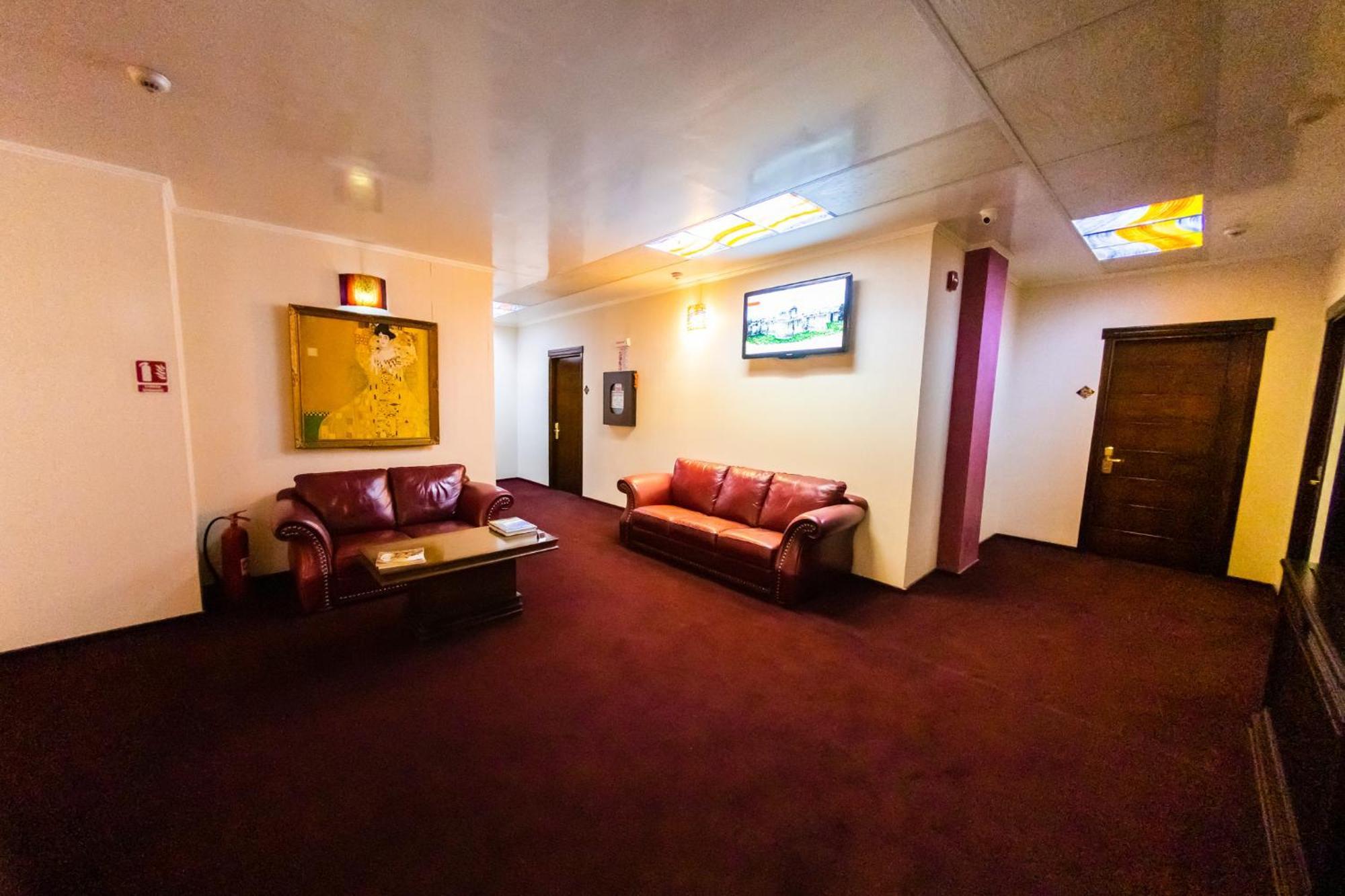 Daily Plaza Hotel Suceava Esterno foto