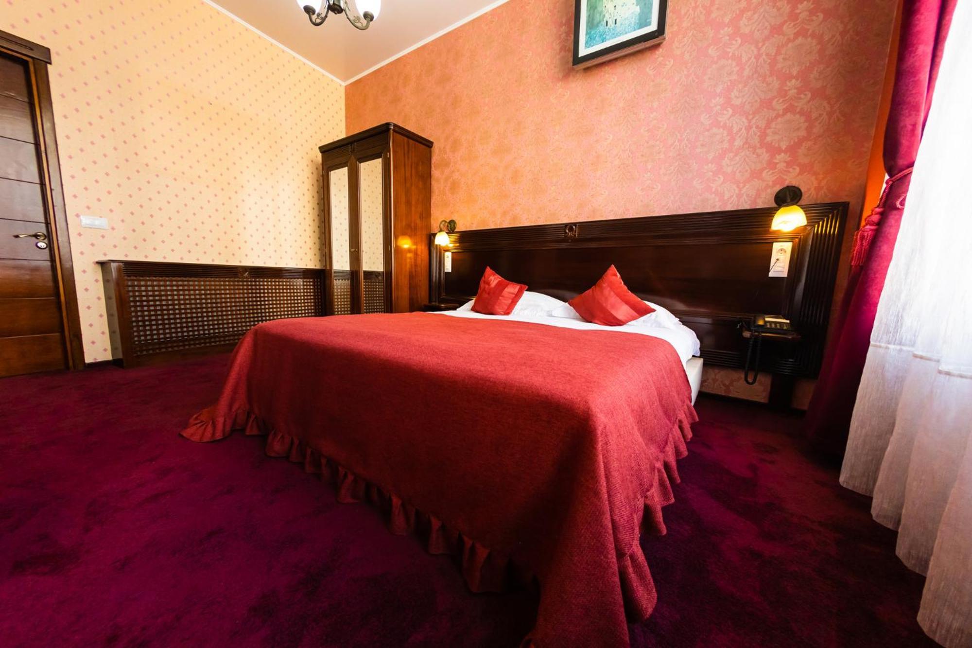 Daily Plaza Hotel Suceava Esterno foto
