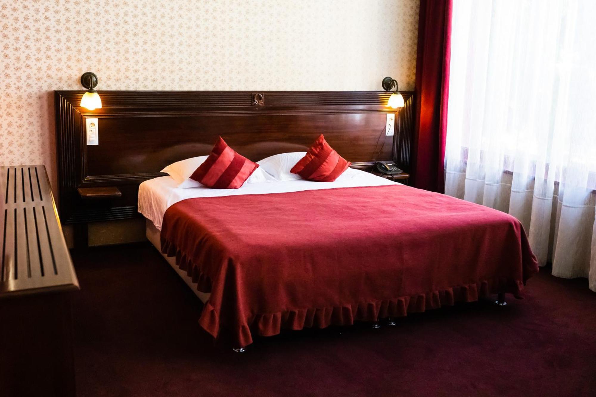 Daily Plaza Hotel Suceava Esterno foto